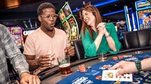 Antarmuka Live Blackjack di platform titan77 menampilkan dealer langsung dan opsi taruhan
